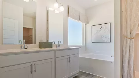 Bath - 5741 Dearing St, Crestview, FL 32539 photo 4 of 7