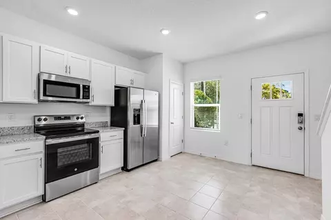 Kitchen - 2790 Armadale Dr, Mount Dora, FL 32757 photo 5 of 7