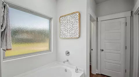 Bath - 122 Cornerstone Dr, Brandon, MS 39042 photo 3 of 7