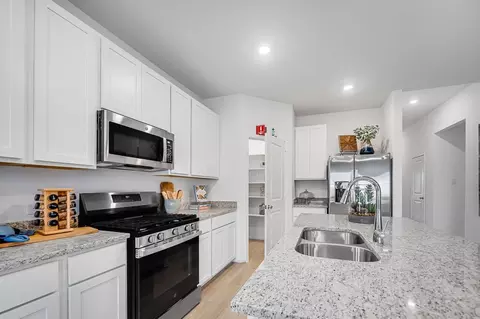 Kitchen - 727 Willow Grove Ln, Rosenberg, TX 77471 photo 4 of 9