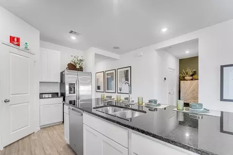 Kitchen - 727 Willow Grove Ln, Rosenberg, TX 77471 photo 7 of 9