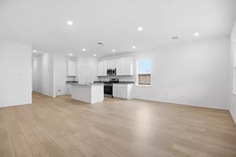 Living - 727 Willow Grove Ln, Rosenberg, TX 77471 photo 3 of 4