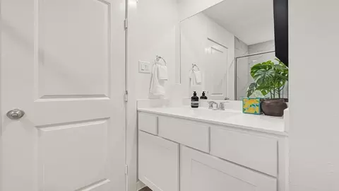 Bath - 1004 Switchgrass Ct, Sealy, TX 77474 photo 1 of 3