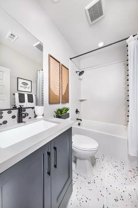 Bath - 301 Triangular Rd, San Marcos, CA 92078 photo 2 of 3