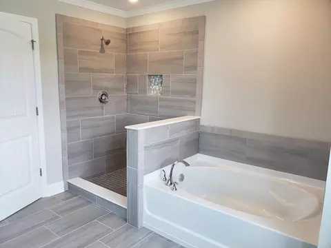 Bath - 1 Lanier Ct, Pooler, GA 31322 photo 1 of 5