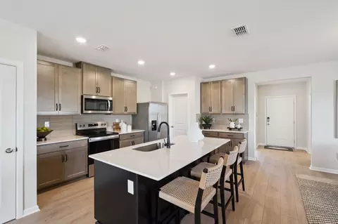 Kitchen - 5030 Orinoco Ln, Saint Cloud, FL 34771 photo 4 of 5