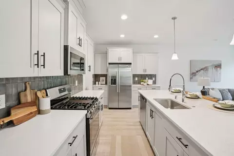 Kitchen - 173 Alder St, Eagle Point, OR 97524 photo 3 of 4