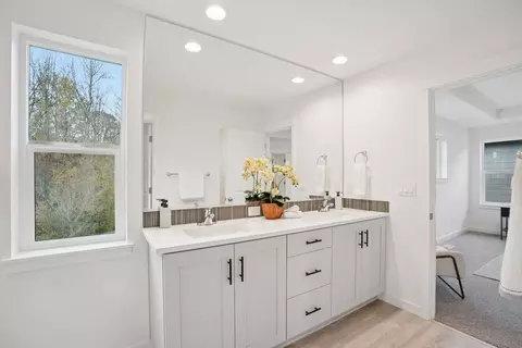 Bath - 173 Alder St, Eagle Point, OR 97524 photo 1 of 3