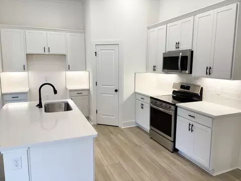Kitchen - 5904 Luckenbach Ln, Crestview, FL 32539 photo 1 of 3