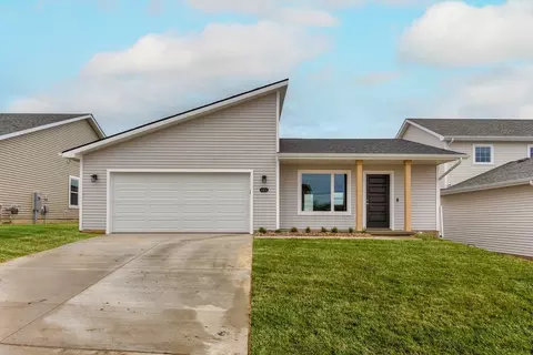 Exterior - 4375 E 44th St, Des Moines, IA 50317 photo 5 of 10