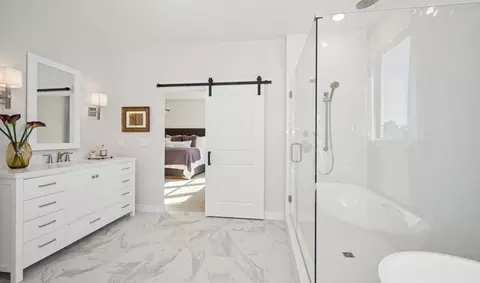 Bath - 95 E Windsor Dr, Gilbert, AZ 85296 photo 2 of 6