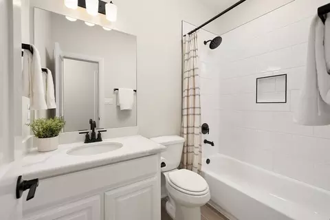 Bath - 119 Cabin St, Laredo, TX 78046 photo 4 of 7
