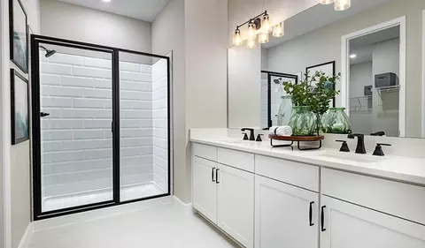 Bath - 1713 N 79th Dr, Phoenix, AZ 85035 photo 1 of 7