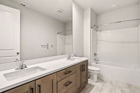 Bath - 669 Old Waverly Way, Eagle Point, OR 97524 photo 1 of 1
