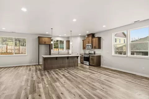 Living - 669 Old Waverly Way, Eagle Point, OR 97524 photo 2 of 3