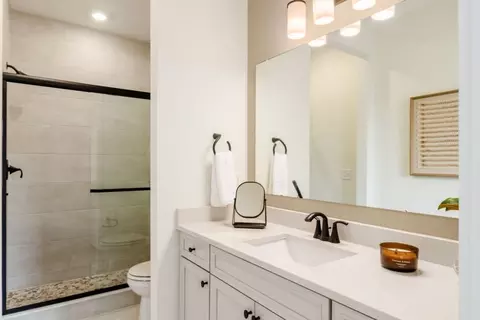 Bath - 910 Arthur Trl, Aurora, OH 44202 photo 2 of 4