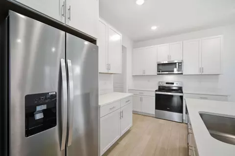 Kitchen - 10713 Wading River Ave, Parrish, FL 34219 photo 3 of 7