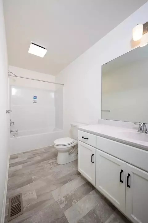 Bath - 333 Amber Dr, Lititz, PA 17543 photo 4 of 4