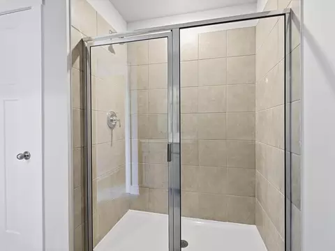 Bath - 512 Hadlow St, Greer, SC 29651 photo 2 of 6