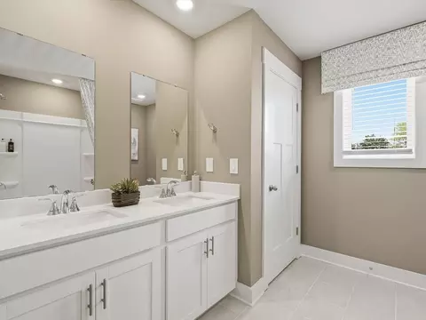 Bath - 512 Hadlow St, Greer, SC 29651 photo 5 of 6