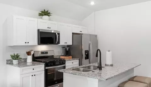Kitchen - 1695 Ridgeview Dr, Springdale, AR 72762 photo 2 of 3
