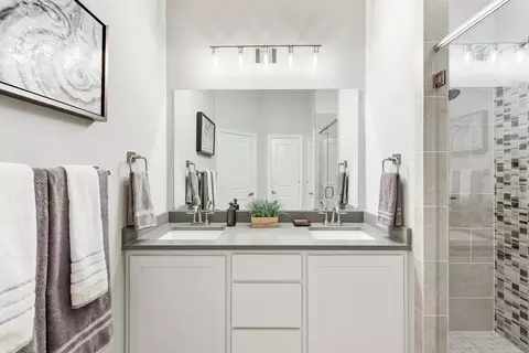 Bath - 1940 Silverleaf Dr, Glenn Heights, TX 75154 photo 6 of 6