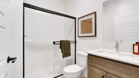 Bath - 1013 Shasta Way W, Madera, CA 93636 photo 3 of 5