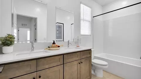 Bath - 1013 Shasta Way W, Madera, CA 93636 photo 4 of 5