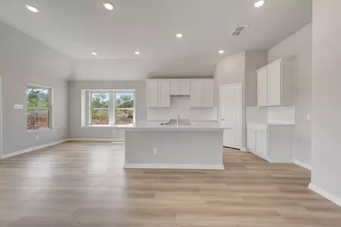 104 Greeley Dr, Floresville, TX 78114