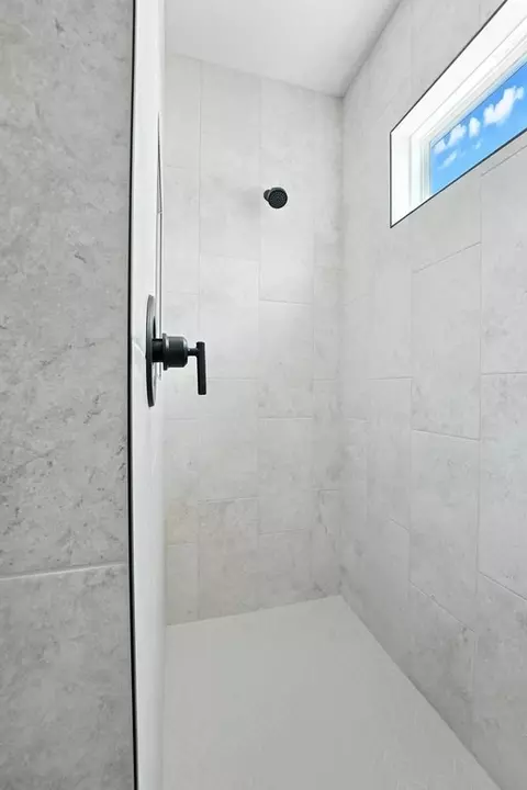 Bath - 20632 Barker St, Spring Hill, KS 66083 photo 2 of 3