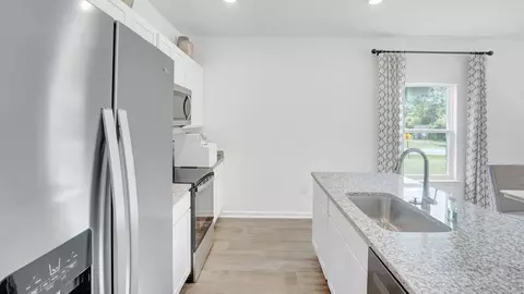 Kitchen - 26862 Setai Ct, Daphne, AL 36526 photo 4 of 7