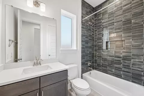 Bath - 122 Alvin Dr, Buda, TX 78610 photo 4 of 5