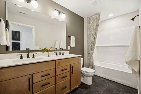 Bath - 3163 Vineyard Ln, Aurora, IL 60502 photo 3 of 3