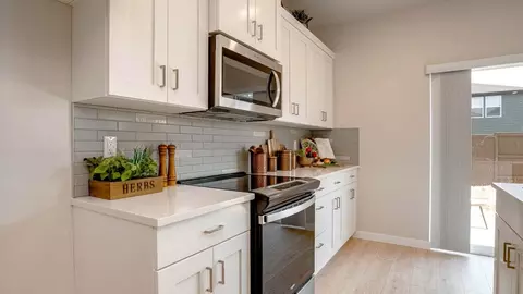 Kitchen - 3673 SW Battaglia Ave, Gresham, OR 97080 photo 3 of 8