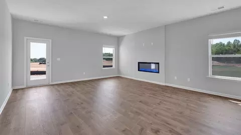 Living - 8248 Bankhead Dr, Olive Branch, MS 38654 photo 2 of 7