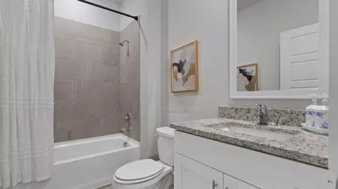 Bath - 8248 Bankhead Dr, Olive Branch, MS 38654 photo 9 of 10