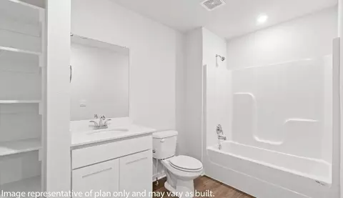 Bath - 1695 Ridgeview Dr, Springdale, AR 72762 photo 2 of 5