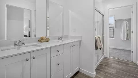 Bath - 5446 Calle Abrigada, Bakersfield, CA 93311 photo 1 of 4