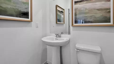 Bath - 5446 Calle Abrigada, Bakersfield, CA 93311 photo 2 of 4