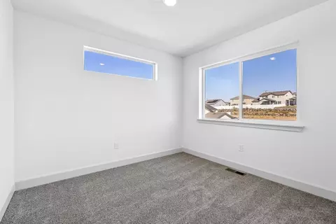 Bedroom - 21264 SE Rosengarth Dr, Bend, OR 97702 photo 5 of 9