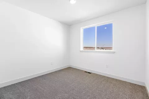 Bedroom - 21264 SE Rosengarth Dr, Bend, OR 97702 photo 4 of 9