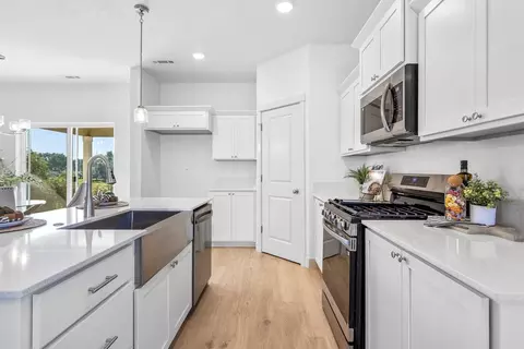 Kitchen - 21264 SE Rosengarth Dr, Bend, OR 97702 photo 2 of 10