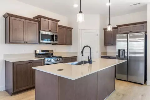 Kitchen - 21264 SE Rosengarth Dr, Bend, OR 97702 photo 3 of 10