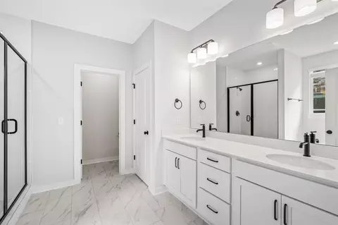 Bath - 3420 Winterfell Dr, Murfreesboro, TN 37129 photo 2 of 10