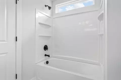 Bath - 3420 Winterfell Dr, Murfreesboro, TN 37129 photo 8 of 10