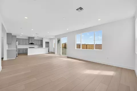 Living - 2897 Dapper St, Tracy, CA 95377 photo 2 of 3