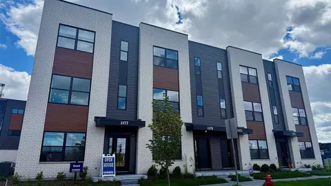 2224 Waters Edge Dr, Schaumburg, IL 60173