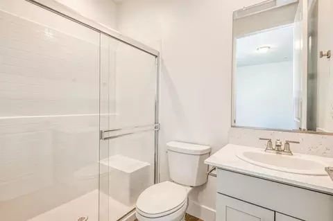 Bath - 989 Talus Way S, Madera, CA 93636 photo 1 of 6