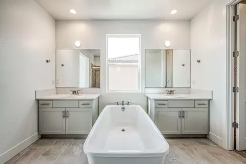 Bath - 989 Talus Way S, Madera, CA 93636 photo 6 of 6