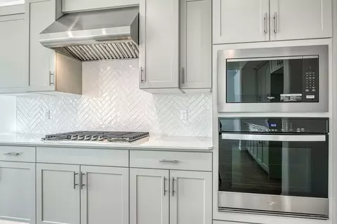 Kitchen - 989 Talus Way S, Madera, CA 93636 photo 3 of 11